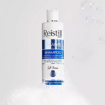 Reistill Volume Plus moisturizing and volumizing shampoo 250ml for fine straight hair, bottle standing in cleansing foam